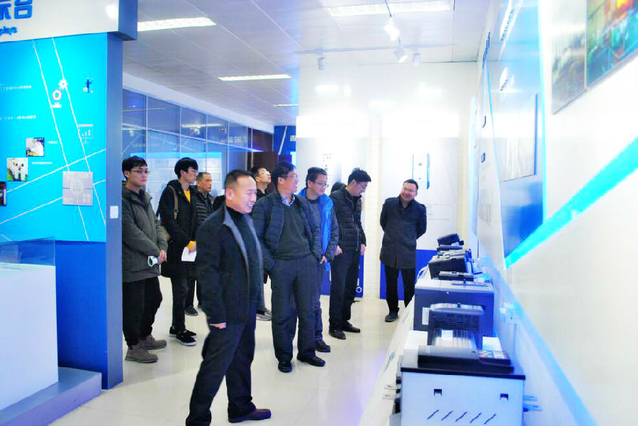 西驰电气董事长宋涛、总经理徐革平陪同