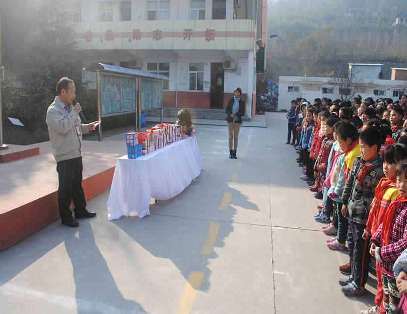 西驰电气爱心永丰小学暖冬行(图2)