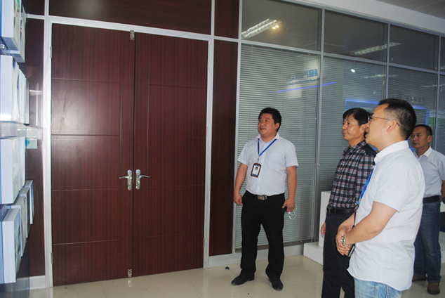 陕西理工大学马征杰副校长一行莅临西驰电气参观(图3) 陕西理工大学马征杰副校长一行莅临西驰电气参观(图3)